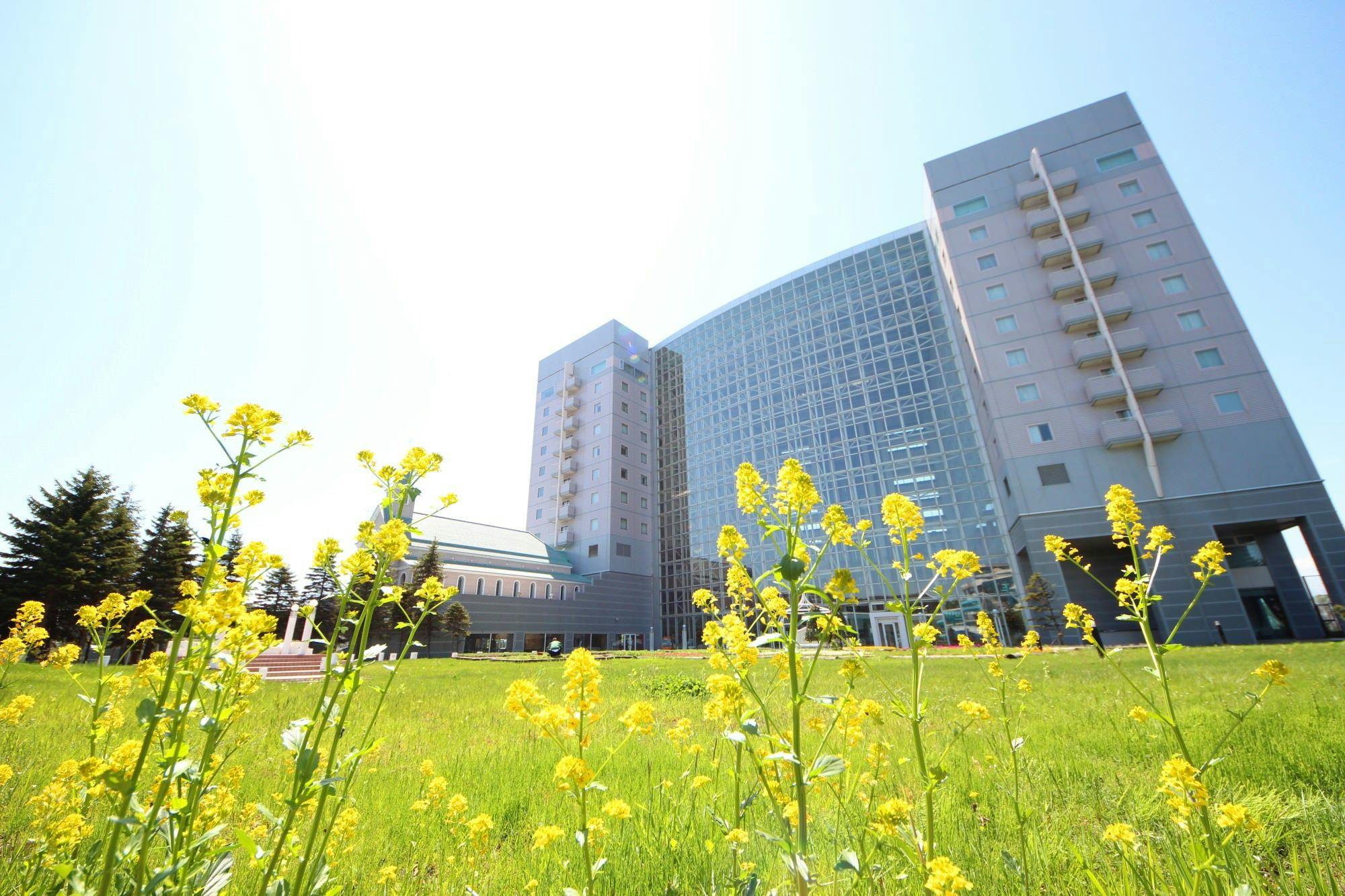 การอาบแดดที่ลานภายในโรงแรมก็เป็นที่แนะนำเช่นกัน