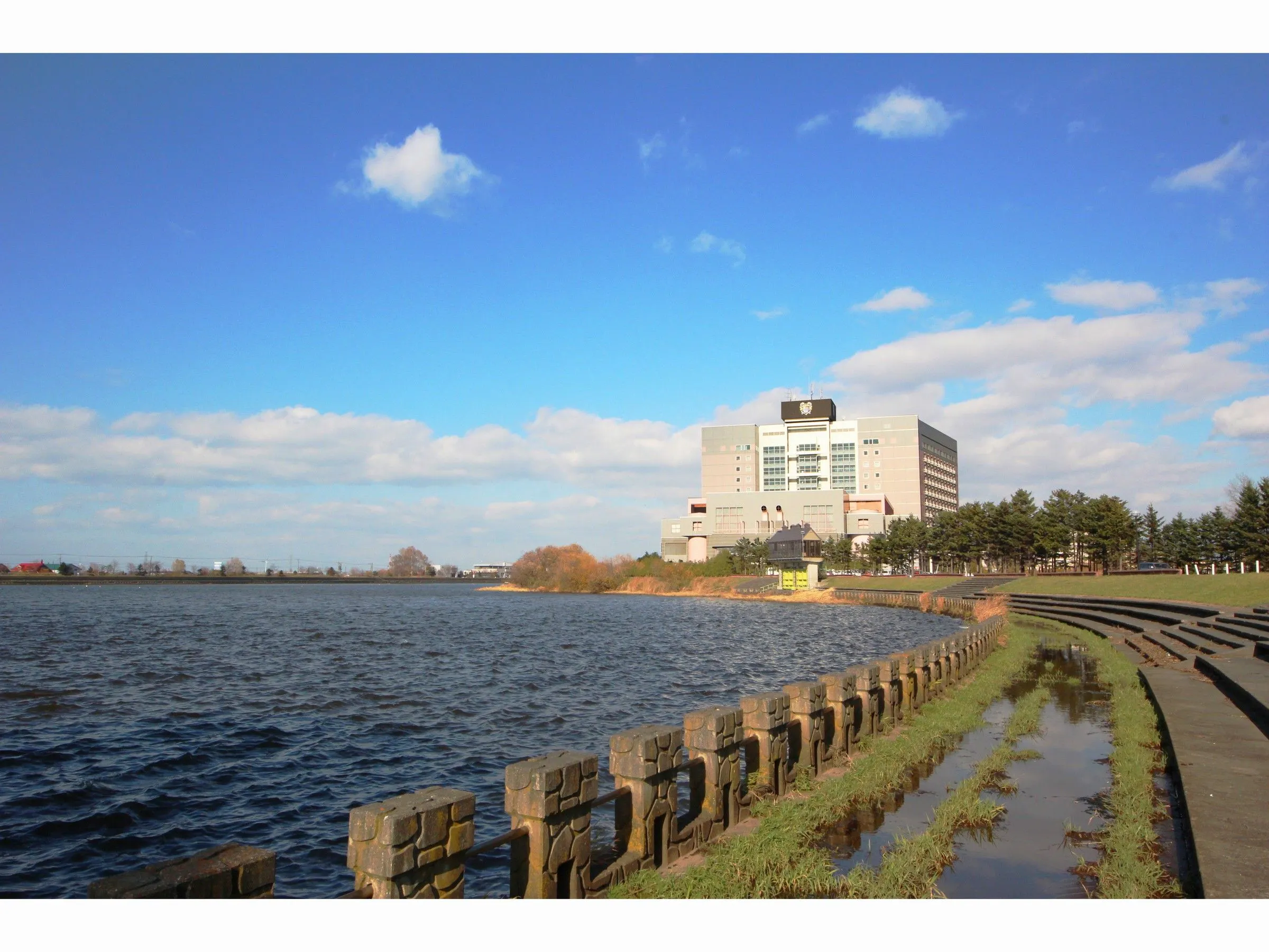 ตั้งอยู่ริมแม่น้ำที่เต็มไปด้วยธรรมชาติ