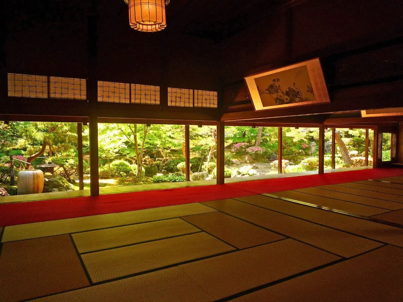 ホテル清風苑：庭園を望む広間