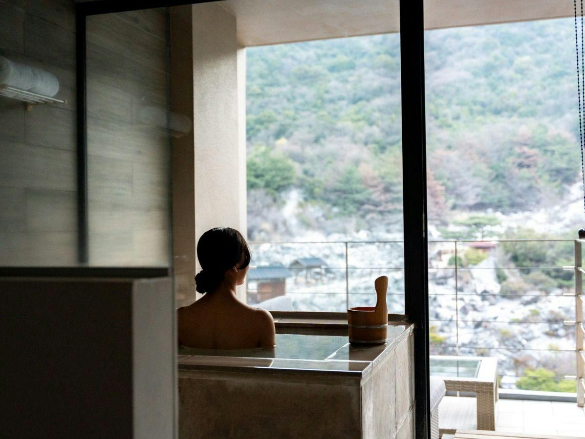 【基本プラン｜宿泊棟】温泉半露天と雲仙地獄を臨むテラス付客室 湯けむりに包まれる温泉旅＜夕朝付き＞