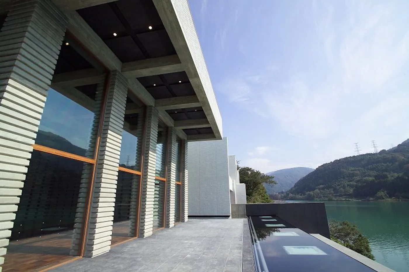 リバーリトリート雅樂倶：川沿いに建つ館