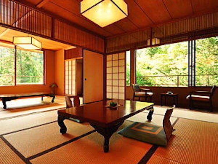 【新館10畳二間 バス・トイレ付】ゆとりの角部屋（58平米）のサムネイル画像