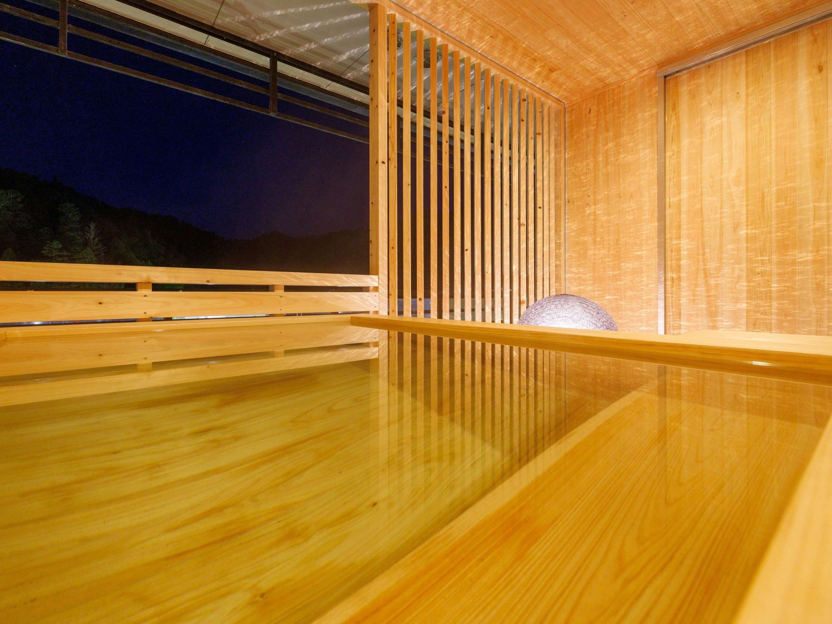 ภาพอ่างอาบน้ำกลางแจ้งที่ Yutagori Suite (กลางคืน)