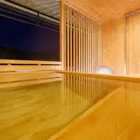 ภาพอ่างอาบน้ำกลางแจ้งที่ Yutagori Suite (กลางคืน)