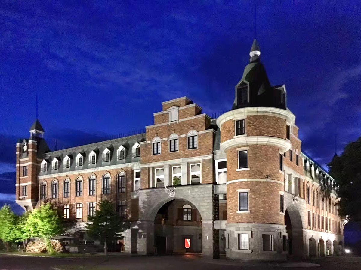 ภายนอก: ยามค่ำคืนเพิ่มบรรยากาศที่แปลกใหม่