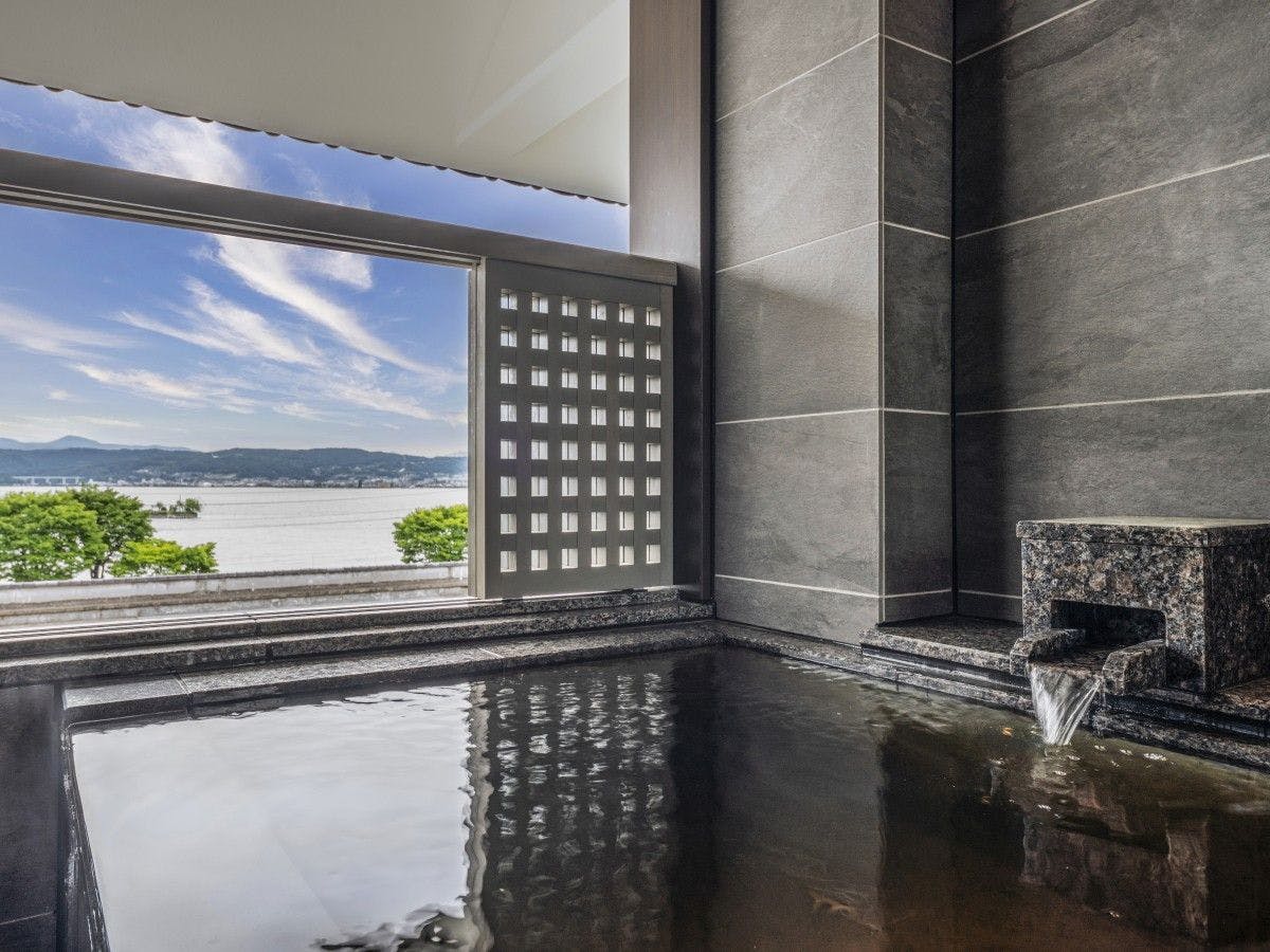 New 自家源泉露天風呂付エグゼクティブツイン 諏訪湖レイクビュー に泊まるプラン 信州 上諏訪温泉 琥珀色の自家源泉を持つ宿 ホテル鷺乃湯 一休 Com