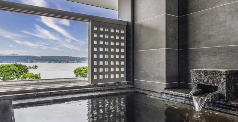 New 自家源泉露天風呂付エグゼクティブツイン 諏訪湖レイクビュー に泊まるプラン 信州 上諏訪温泉 琥珀色の自家源泉を持つ宿 ホテル鷺乃湯 一休 Com