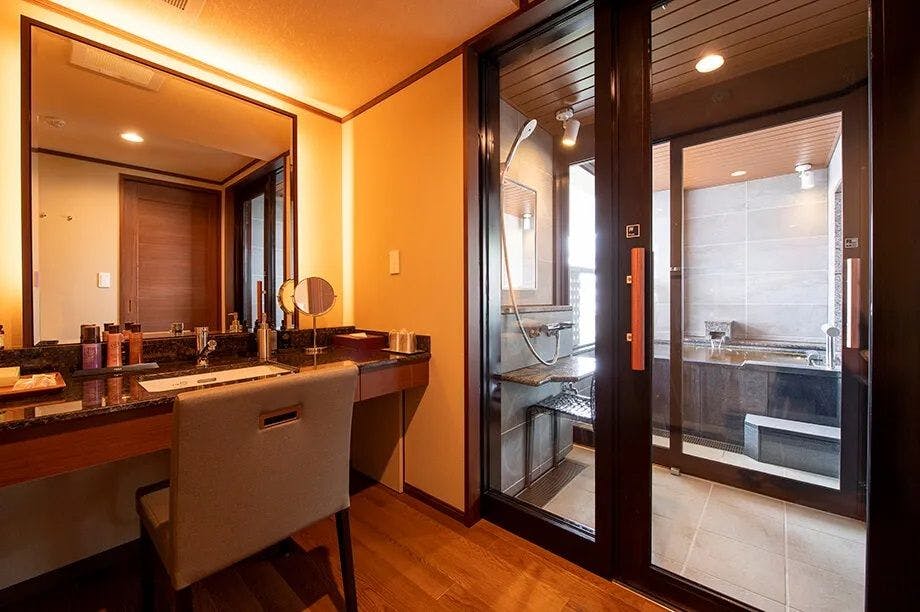 信州・上諏訪温泉 琥珀色の自家源泉を持つ宿「ホテル鷺乃湯」