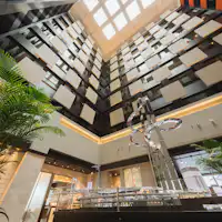 開放的27樓飯店大廳