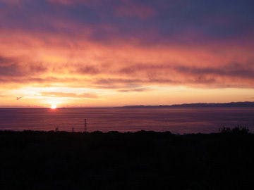 우리 숙소에서 보이는 노을