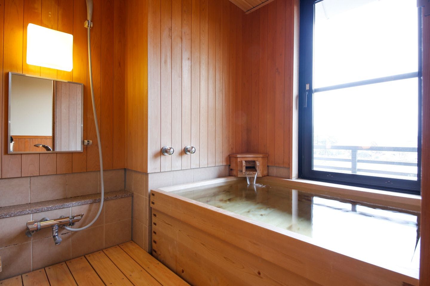 อ่างอาบน้ำกึ่งกลางแจ้ง