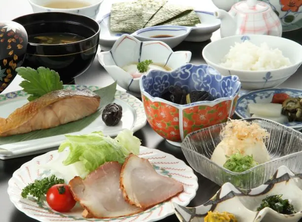郷土料理を交えた季節の朝食