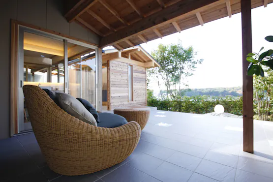 Teres dek peribadi yang luas