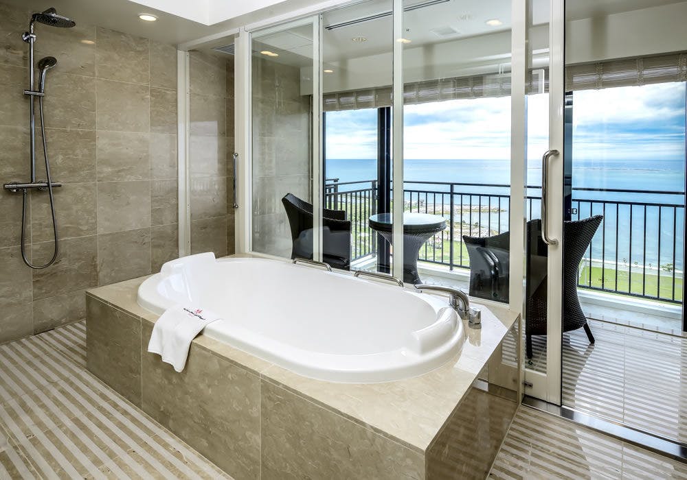 Crown Ocean Suite - View Bath