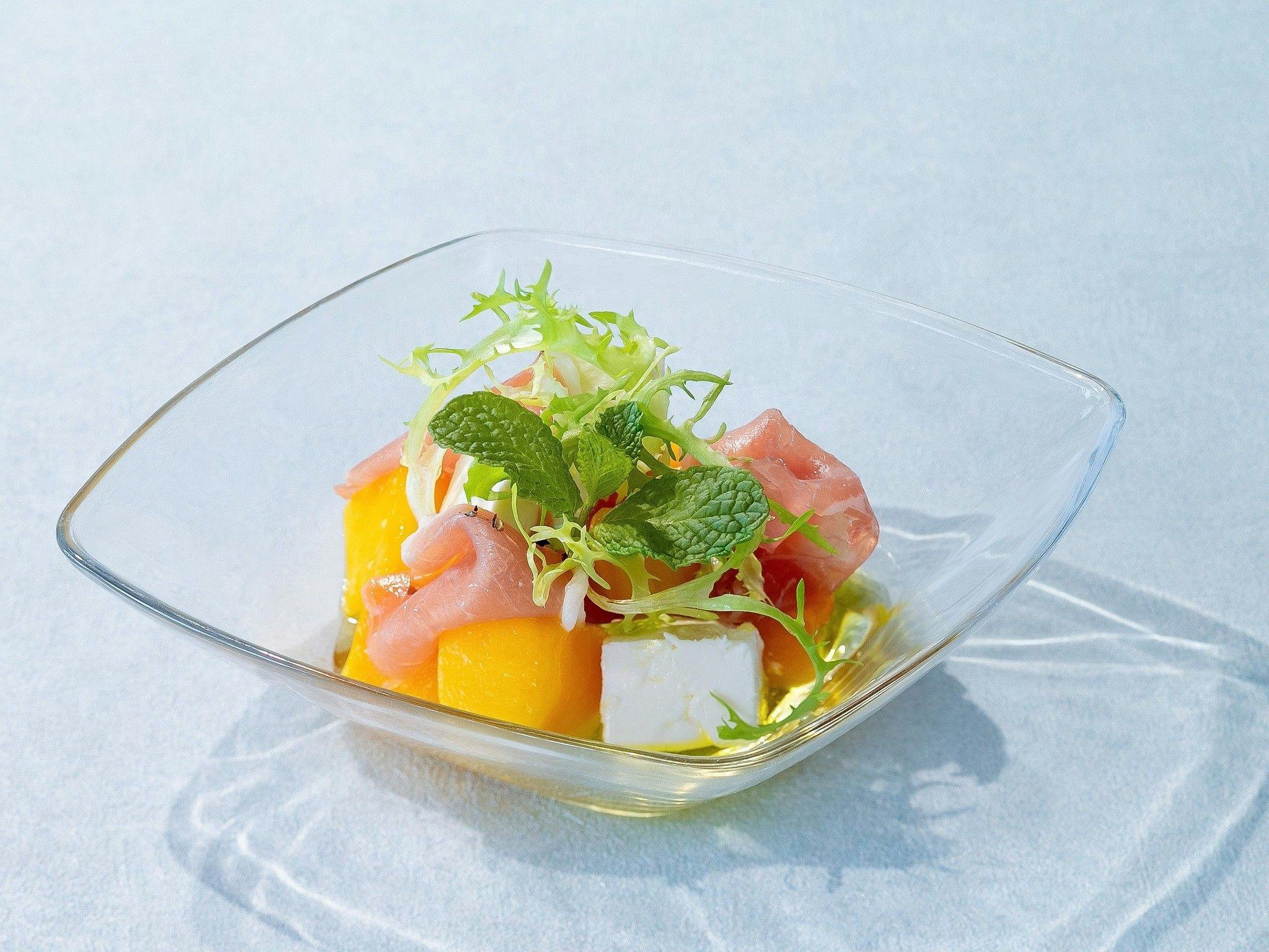 Ruang santai tepi kolam renang