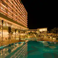 Kolam renang luar (pemandangan malam)