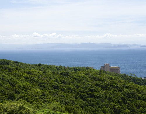 สามารถมองเห็นช่องแคบคิทันและอ่าวโอซาก้าได้อย่างชัดเจน