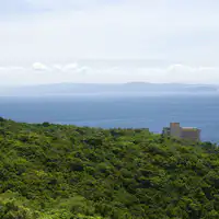 สามารถมองเห็นช่องแคบคิทันและอ่าวโอซาก้าได้อย่างชัดเจน