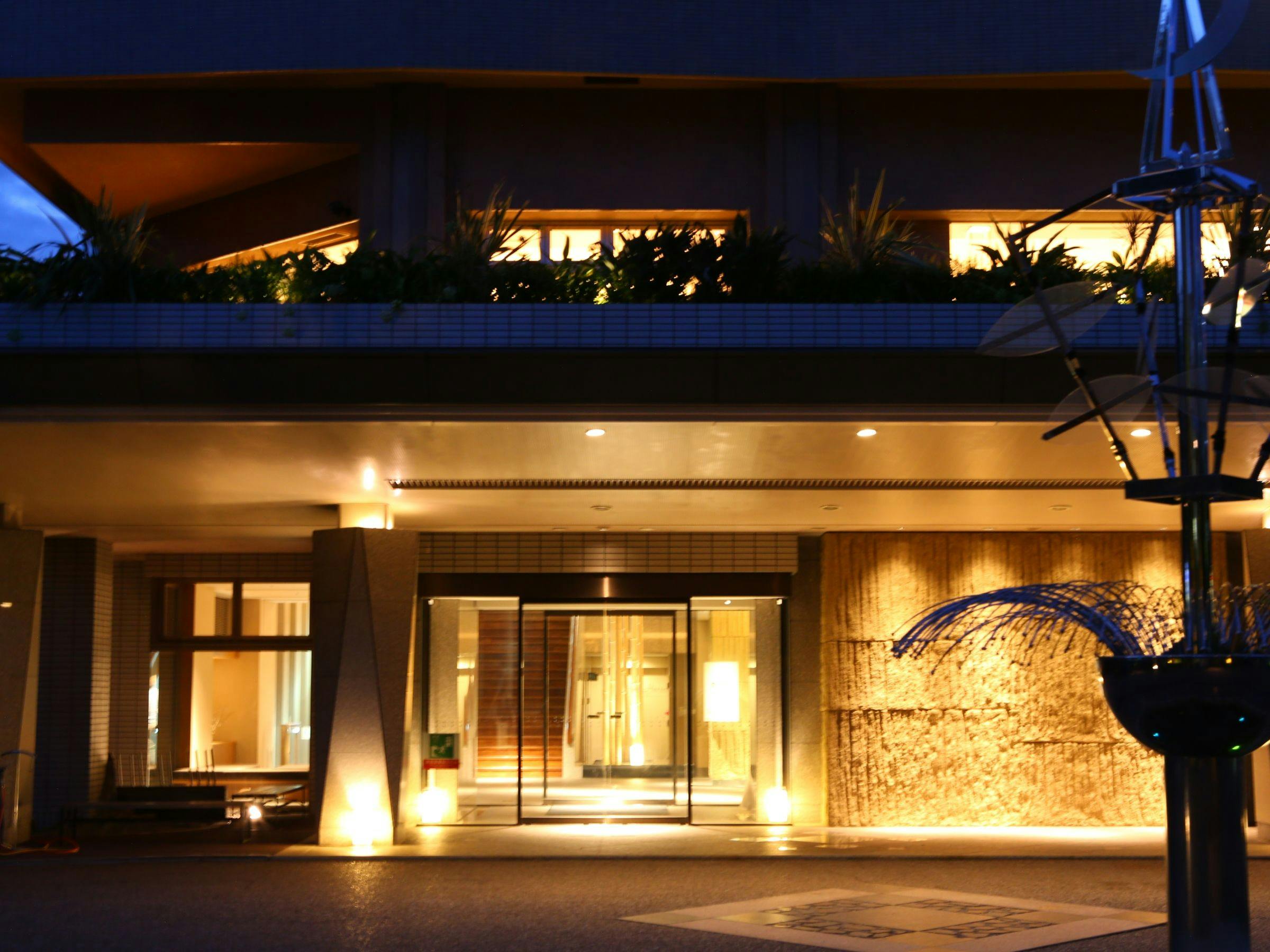 【ภายนอก】ทางเข้าด้านหน้าตอนกลางคืน