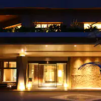 【ภายนอก】ทางเข้าด้านหน้าตอนกลางคืน