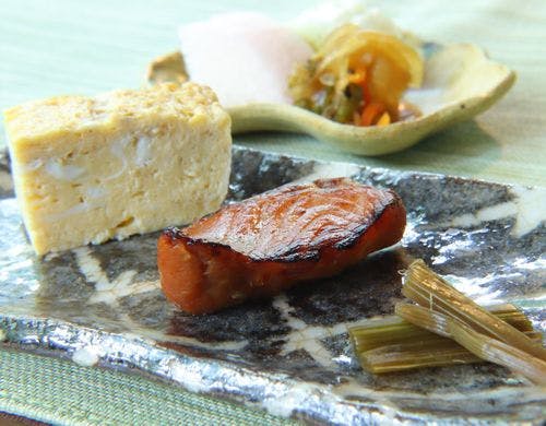 大川鱒の味噌漬焼きと玉子焼、キャラフキ
