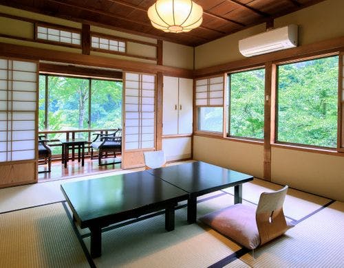 緑風館からの庭の景色（客室一例）