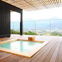 อ่างอาบน้ำกลางแจ้งบนชั้นสูงสุด