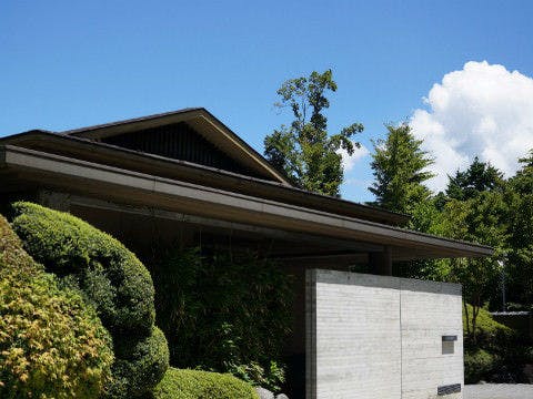 夏日天空廣闊的箱根仙石原，本館靜靜佇立。