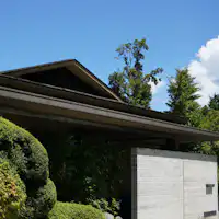 夏日天空廣闊的箱根仙石原,本館靜靜佇立。