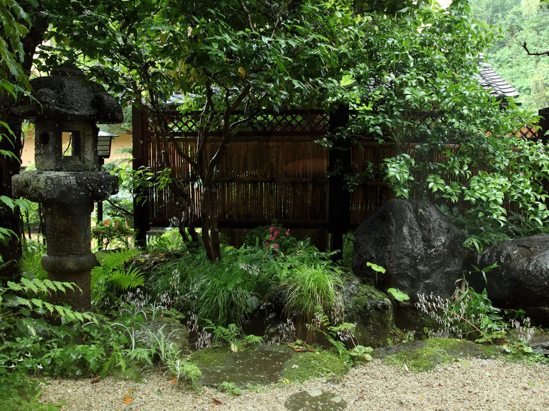 和室8畳+ベッドルーム「若葉」庭園