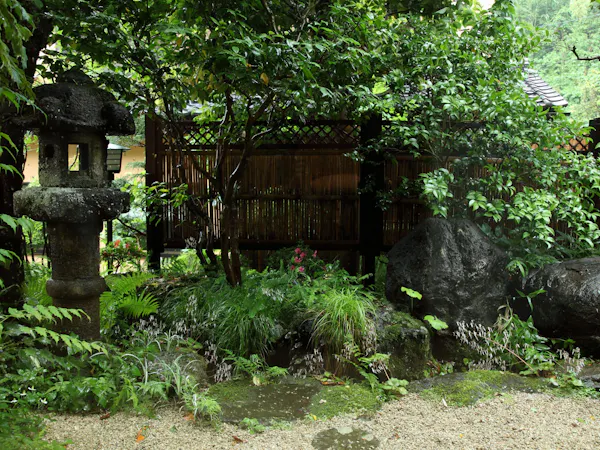和室8畳+ベッドルーム「若葉」庭園
