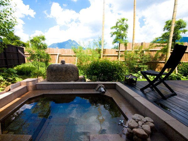 すべての客室には専用の内湯と露天風呂付。