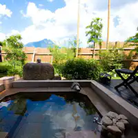 すべての客室には専用の内湯と露天風呂付。