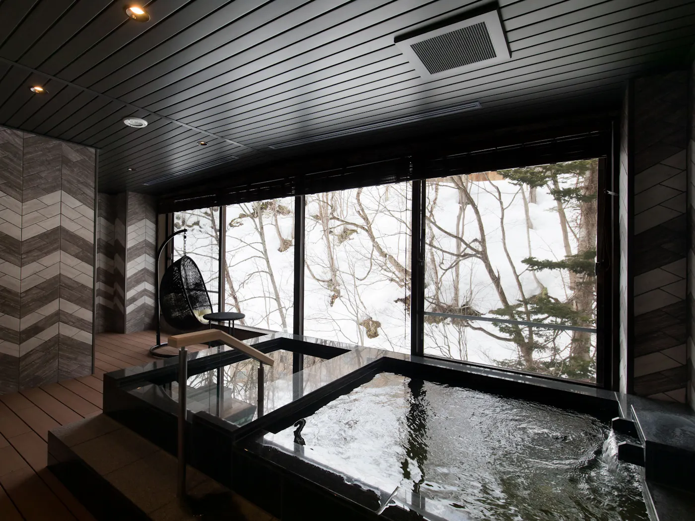 ニセコ昆布温泉 鶴雅別荘 杢の抄:雪景色を望む客室の温泉風呂
