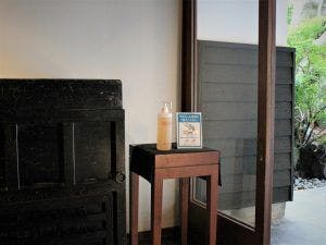 มีการติดตั้งน้ำยาฆ่าเชื้อที่ล็อบบี้ทางเข้า