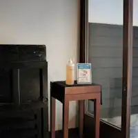 มีการติดตั้งน้ำยาฆ่าเชื้อที่ล็อบบี้ทางเข้า