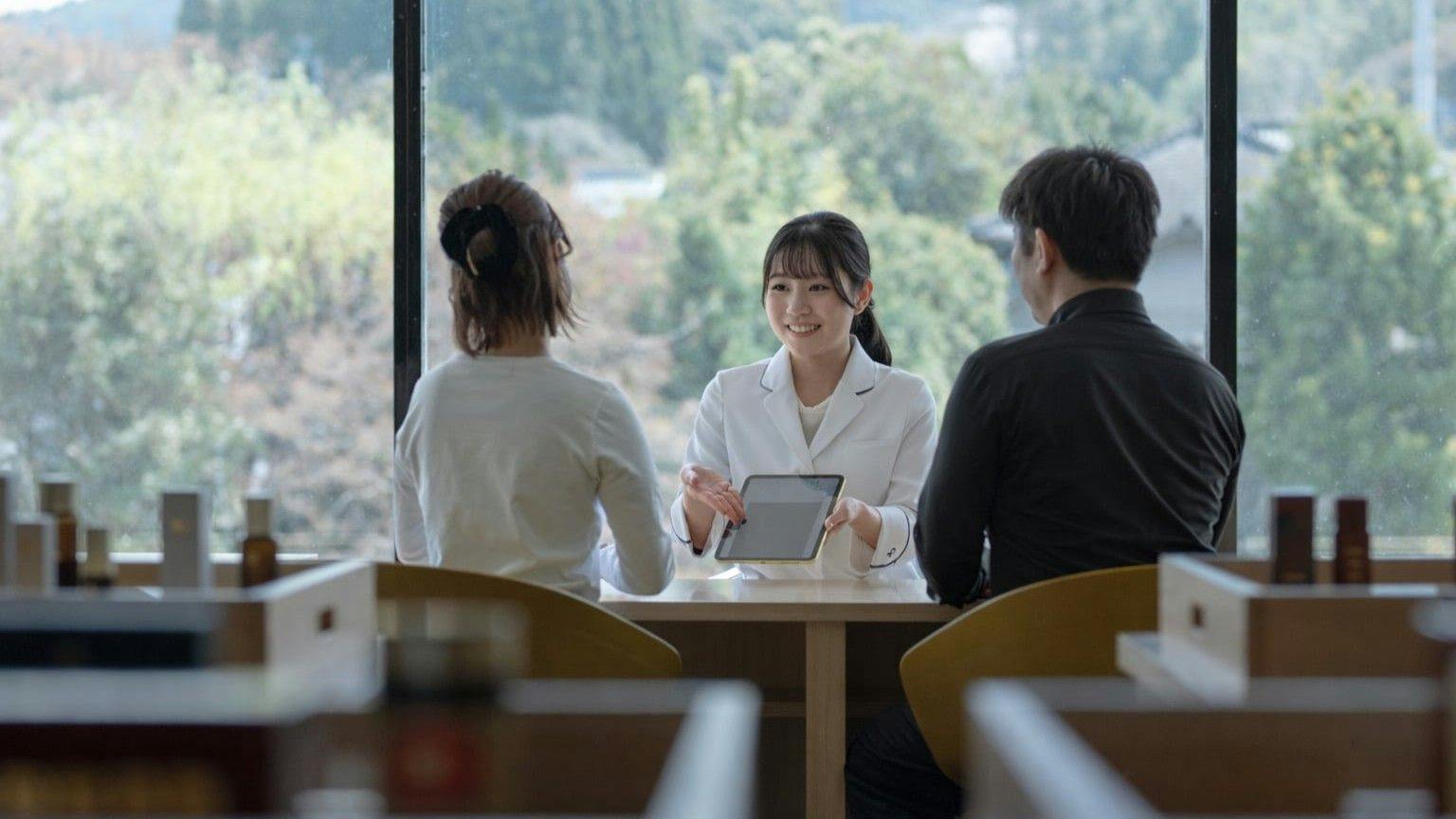 薬師・茶師らと紡ぐ心と体を調律する新たな大人の休息旅「薬泊」