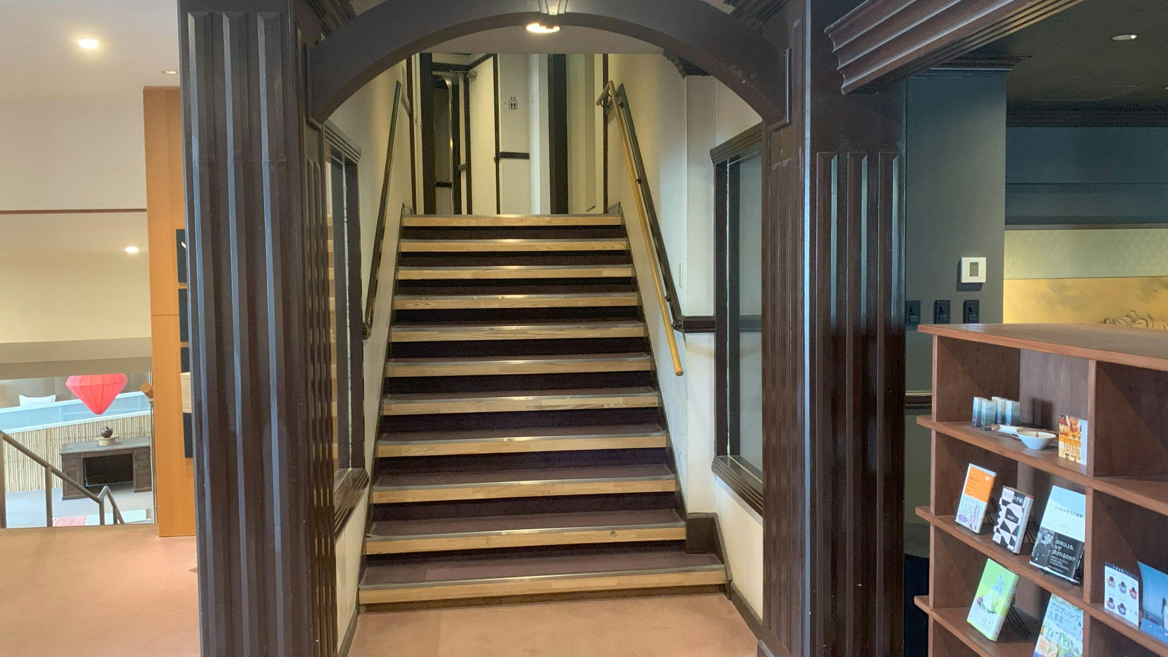 บันไดทางเข้าหมู่บ้านน้ำพุร้อน