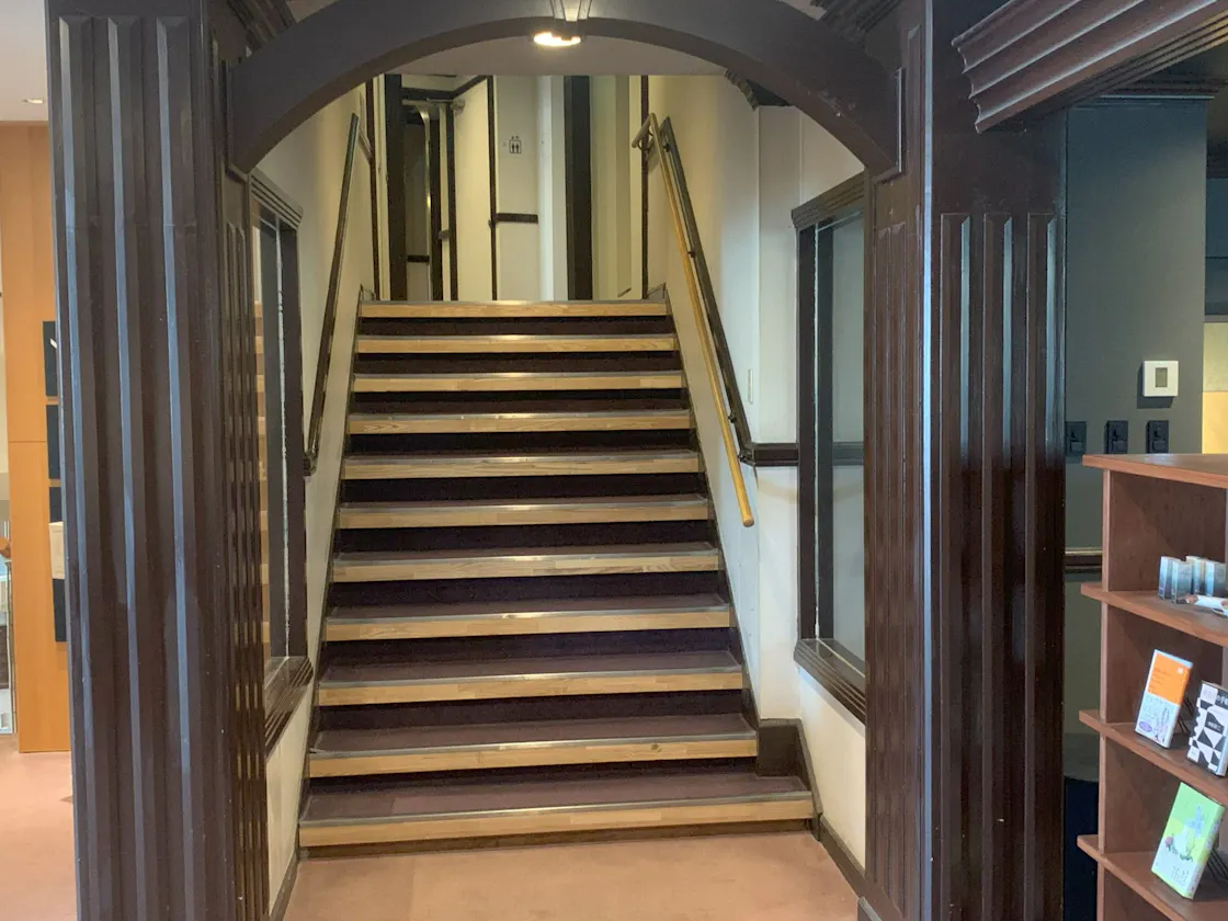 บันไดทางเข้าหมู่บ้านน้ำพุร้อน