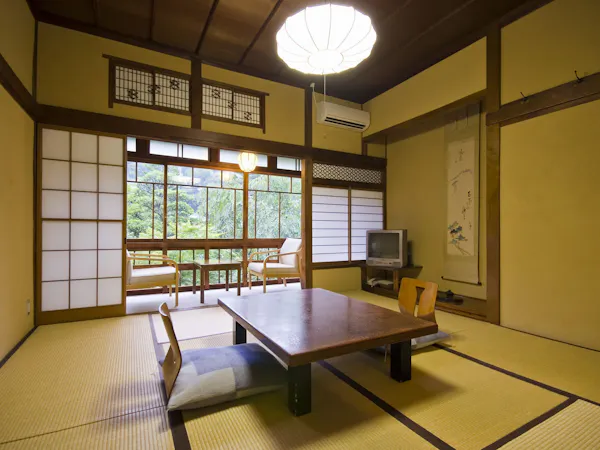 【本館客室】 木のぬくもりに心やすらぐ