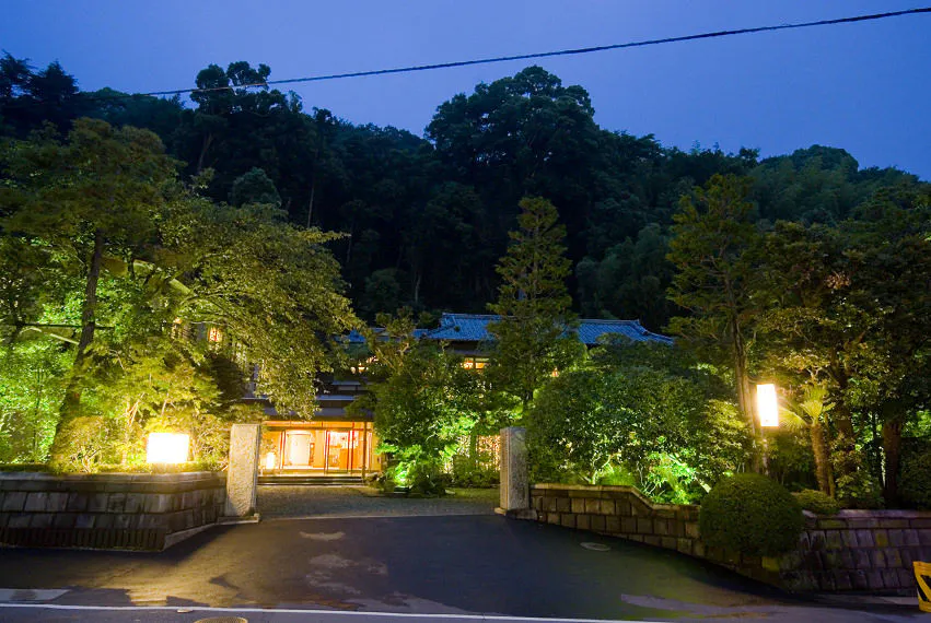 【外観】月夜は山の稜線が墨絵のよう