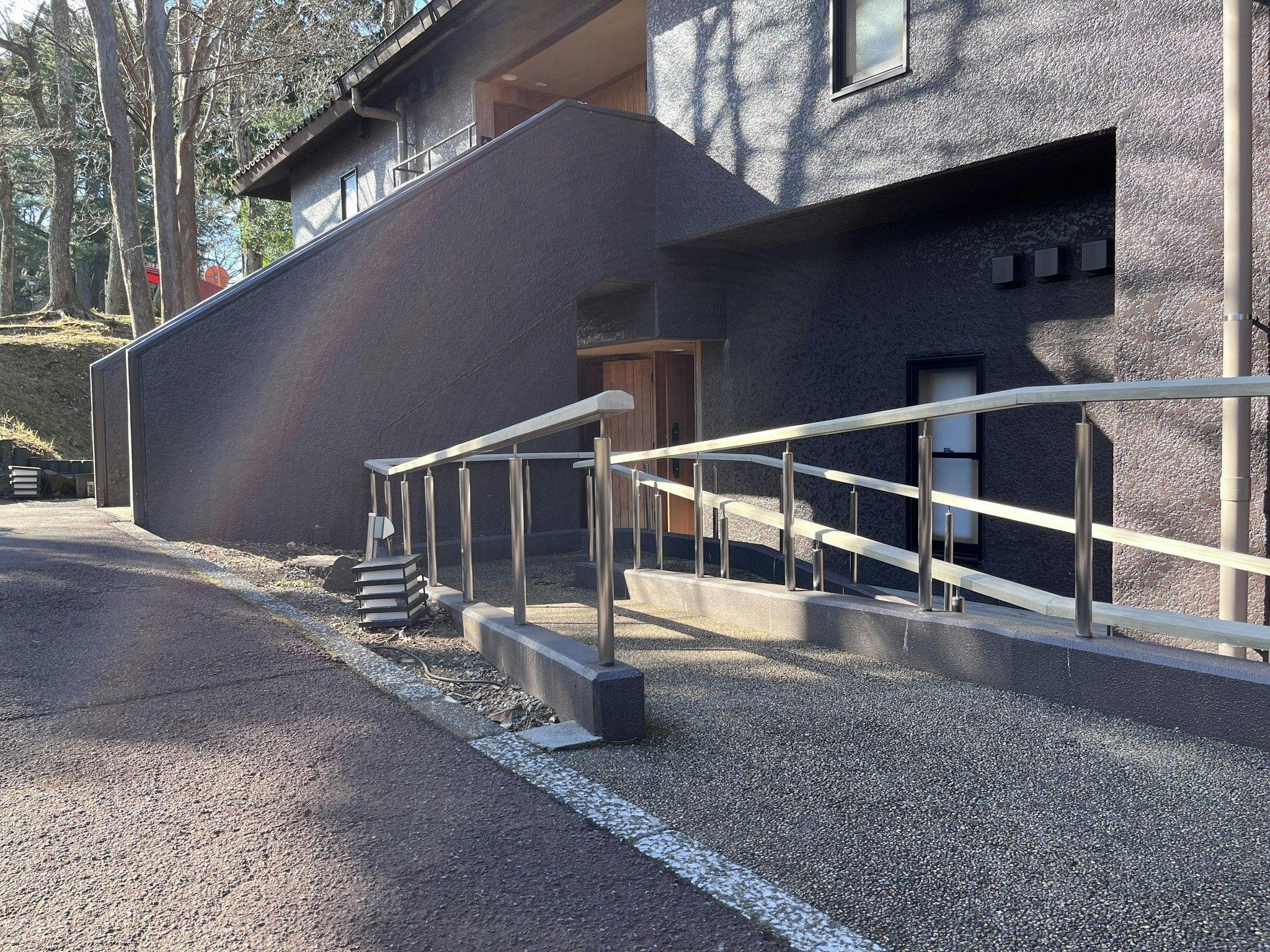 弐号館アクセシブルルーム　スロープ