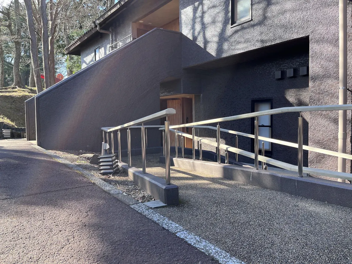 弐号館アクセシブルルーム スロープ