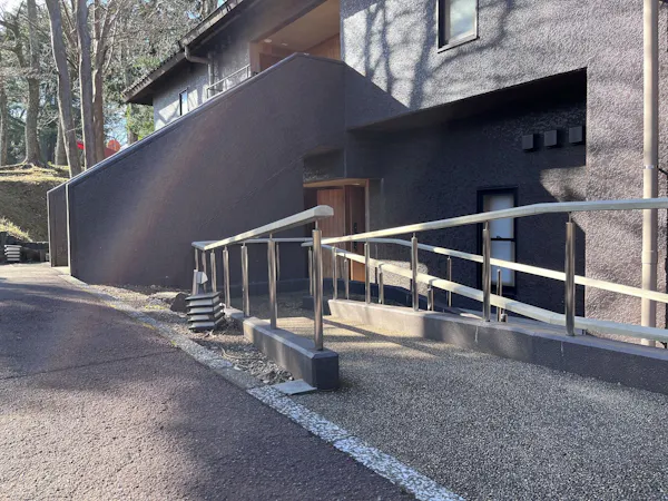 弐号館アクセシブルルーム スロープ