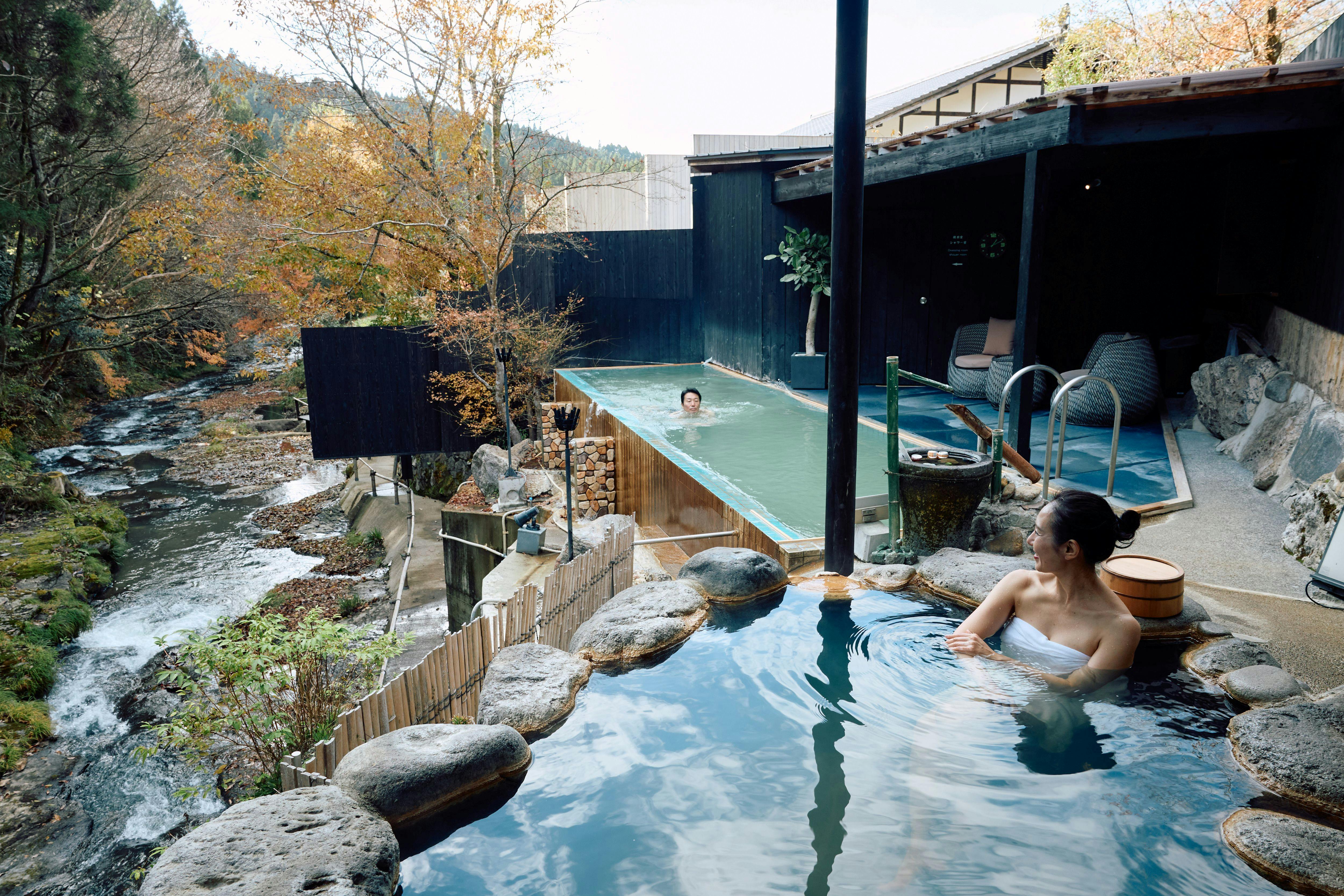 夫婦湯遊びの貸切りプール&岩露天風呂