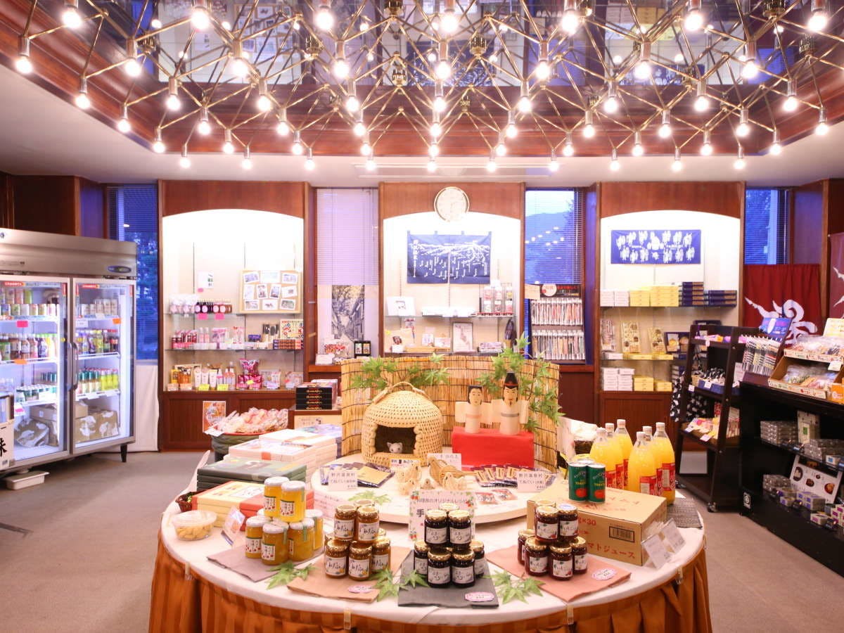 売店では信州の名産品を取り揃えています。
