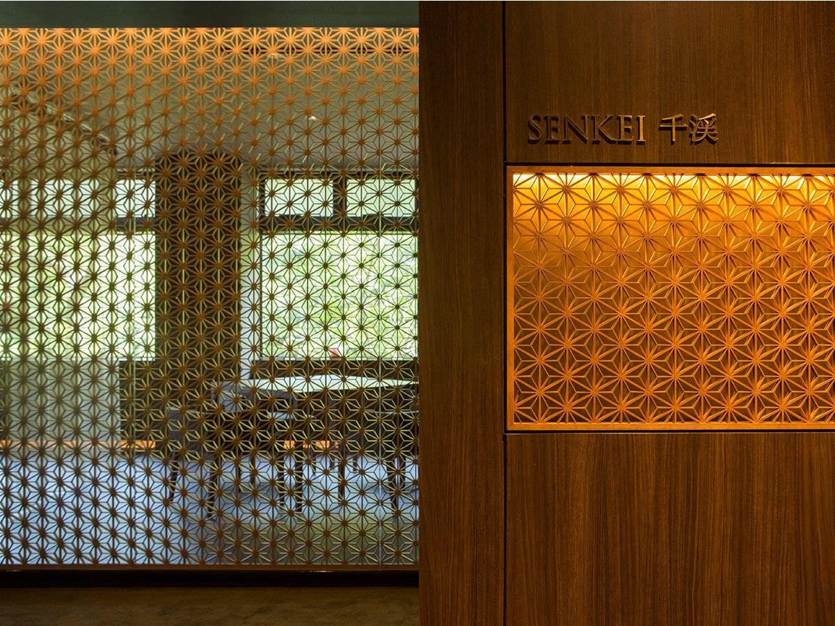 ทางเข้าห้องรับประทานอาหารที่ใช้คุมิโกะอย่างเต็มที่