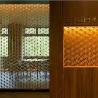 ทางเข้าห้องรับประทานอาหารที่ใช้คุมิโกะอย่างเต็มที่