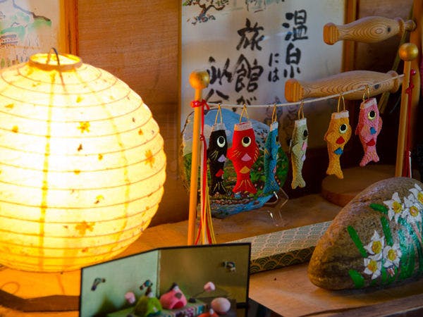 ของใช้เล็กๆ น้อยๆ แบบญี่ปุ่นในสถานที่แสดงถึงการต้อนรับอย่างอบอุ่น