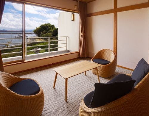 露天風呂付き客室萬葉のソファセット。